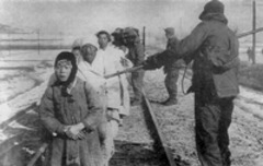 北から南に避難する人たちと警備をする国連軍兵士 北から南に避難する人たちと警備をする国連軍兵士