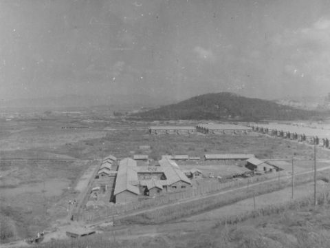 北北西方向に撮った興南収容所の全景写真(クリックで拡大表示) 北北西方向に撮った興南収容所の全景写真