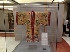 天正宮入宮戴冠式の礼服(クリックで拡大表示) 天正宮入宮戴冠式の礼服