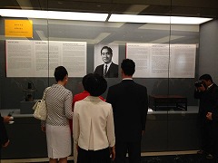 原理原本を執筆された机・ランプ(クリックで拡大表示) 原理原本を執筆された机・ランプ