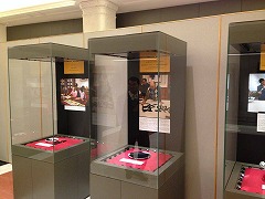 揮毫用の筆と器(クリックで拡大表示) 揮毫用の筆と器