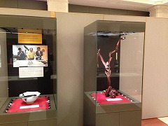 揮毫用の筆と器(クリックで拡大表示) 揮毫用の筆と器