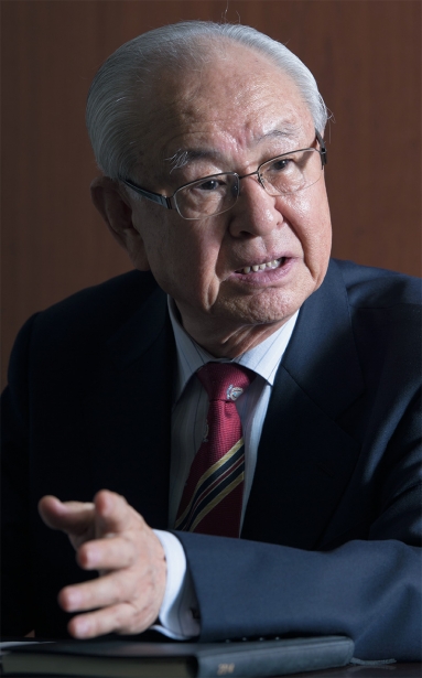 洪一植・初代委員長は、ソウル麻浦区鮮鶴平和賞委員会事務局でのインタビューで、「鮮鶴平和賞を韓国版ノーベル平和賞に発展させ、世界の人々の祝祭の場をつくる」と述べた。