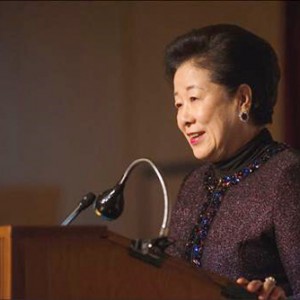 세계평화통일가정연합 한학자(71·사진) 총재가 어머니의 따뜻한 감성으로 성화(聖和·별세)한 문선명 총재 몫까지 다하며 평화운동을 이끌어 미국 성직자들을 감동시켰다. 한 총재는 성탄절을 앞두고 최근 미국 서부 라스베이거스에서 개신교 지도자들과 만나 초강대국 미국의 각성을 촉구하는 메시지를 전해 공감을 불러일으켰다. 한 총재는 또 ‘환락의 도시’로 불리는 라스베이거스를 ‘참사랑의 도시’로 변화시키는 운동에 동참할 것을 호소, 미국 성직자 1700여명의 지지를 얻었다. 이로써 미국 내 가정연합의 기반이 더욱 탄탄해지고, 세계적인 종교 지도자로서 한 총재의 위상 또한 한층 굳건해졌다는 평이다.