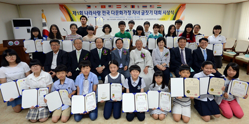 강한대한민국 범국민운동본부(회장 설용수)와 천주평화연합(UPF·회장 윤정로)이 주최하고 국가보훈처·세계일보 등이 후원한 제1회 ‘나라사랑 전국 다문화가정 자녀 글짓기 대회’ 시상식이 29일 서울 마포구 도원빌딩에서 열려 윤정로 회장, 설용수 회장, 김효종 한국다문화가족지원센터협회 회장(둘째줄 왼쪽에서 세 번째부터)이 수상자 등과 기념촬영을 하고 있다. 이제원 기자