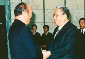 興南・麻田主席公館で会う金日成主席と文鮮明師 興南・麻田主席公館で会う金日成主席と文鮮明師