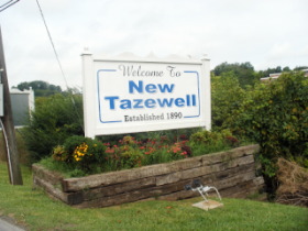 刑務所のある小さな町の入り口にて