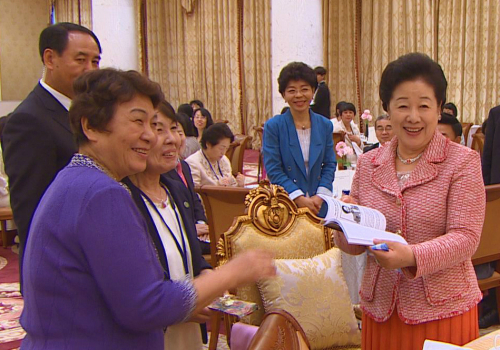 加平天正宮博物館では韓鶴子総裁(右)が著者の直筆サインの入った「偉大な女性」を手渡されて喜ばれた。
