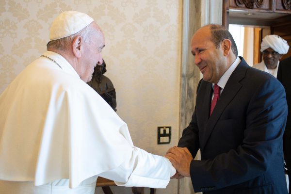 平和大使と会うローマ教皇